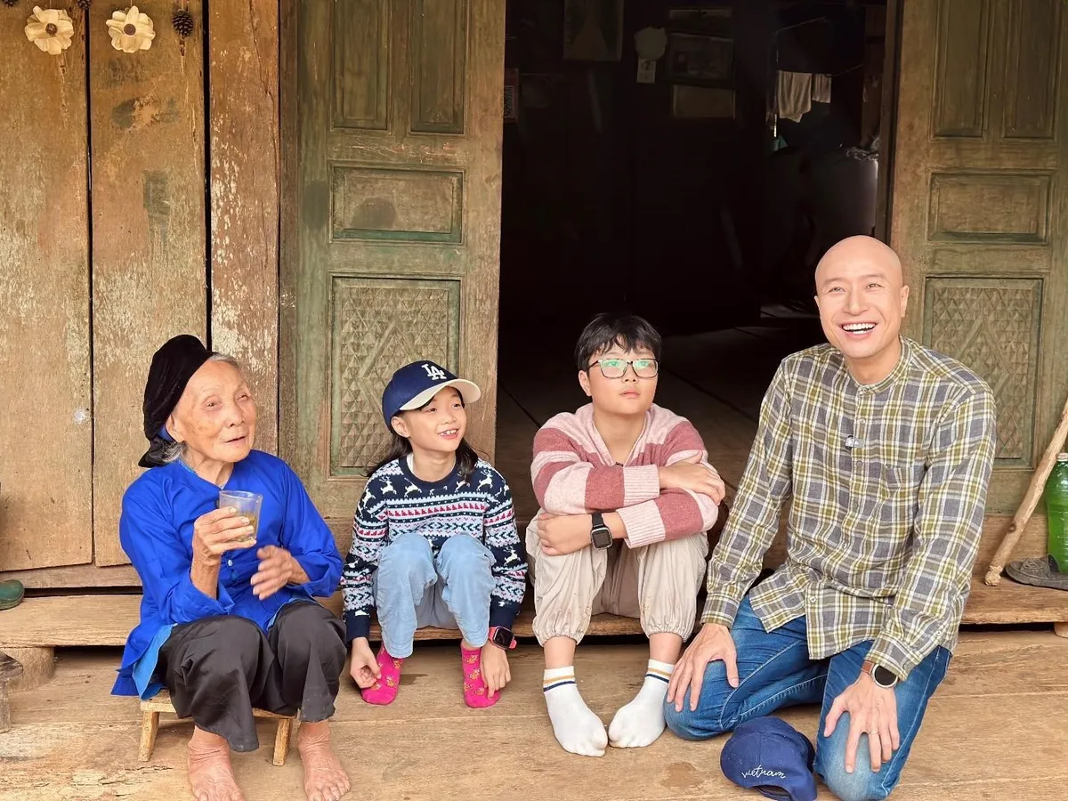 Cha con vạn dặm: H&agrave;nh tr&igrave;nh chữa l&agrave;nh của ba bố con nhạc trưởng Đồng Quang Vinh- Ảnh 2.