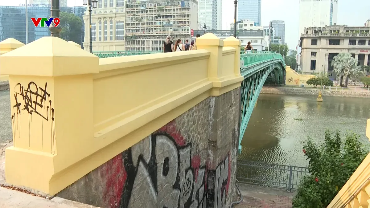 Alo V9 (16/01/2026): Cầu Mống vừa được tôn tạo lại bị vẽ bậy