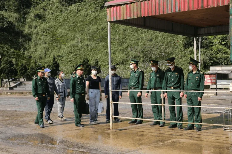 Triệt ph&aacute; đường d&acirc;y mua b&aacute;n người sang Campuchia, giải cứu 13 nạn nh&acirc;n- Ảnh 1.