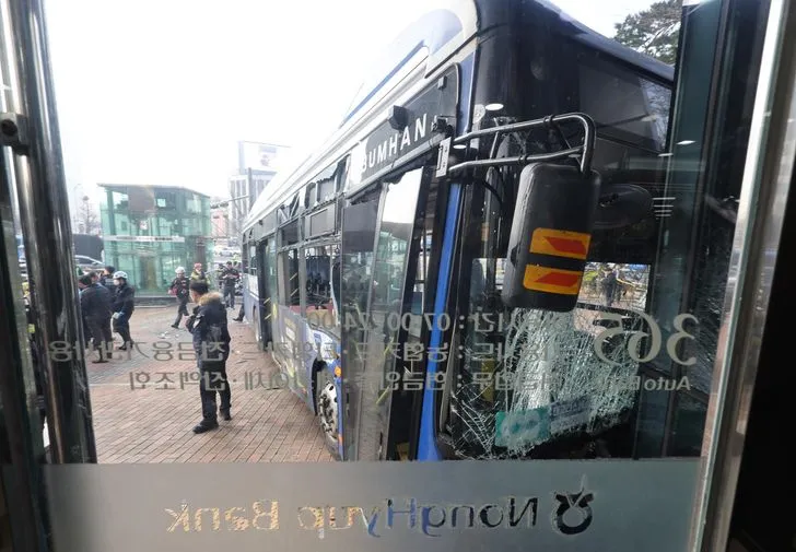Xe bus lao v&agrave;o t&ograve;a nh&agrave; cao tầng giữa thủ đ&ocirc; Seoul, &iacute;t nhất 13 người bị thương- Ảnh 2.