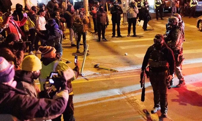 &Ocirc;ng Trump dọa d&ugrave;ng luật chống nổi loạn để điều qu&acirc;n đối ph&oacute; biểu t&igrave;nh ở Minnesota- Ảnh 1.