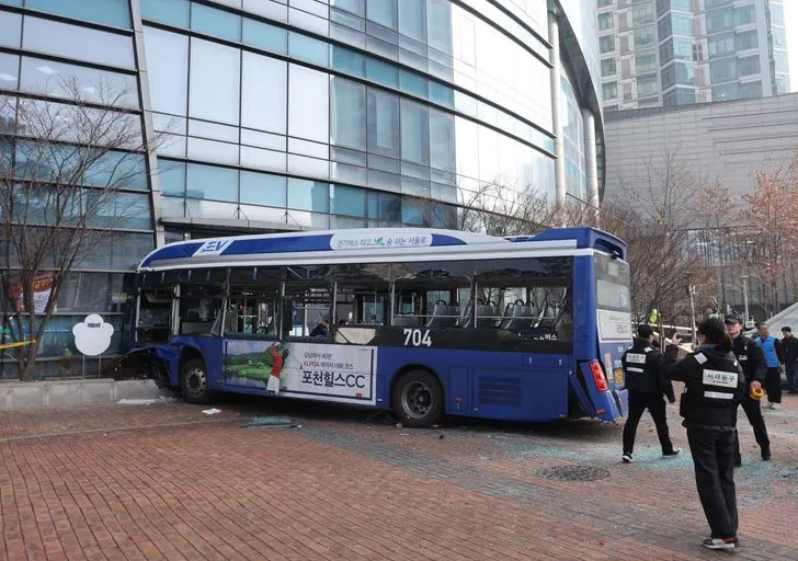 Xe bus lao v&agrave;o t&ograve;a nh&agrave; cao tầng giữa thủ đ&ocirc; Seoul, &iacute;t nhất 13 người bị thương- Ảnh 1.