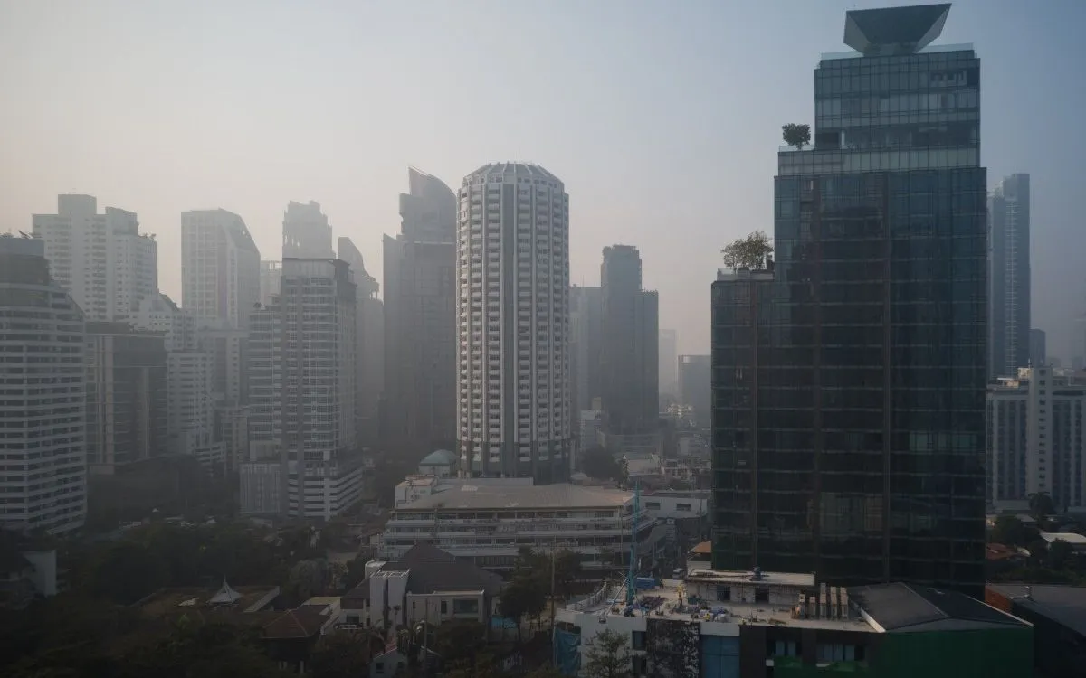 Các tòa nhà tại Bangkok bị bao phủ bởi ô nhiễm không khí, ngày 16/1/2026 (Ảnh: AFP)