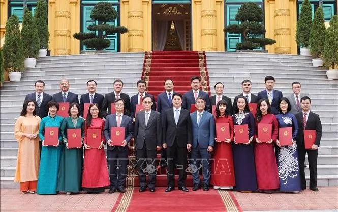 Chủ tịch nước Lương Cường với Lãnh đạo Bộ Ngoại giao và các Đại sứ được bổ nhiệm. Ảnh: Lâm Khánh/TTXVN