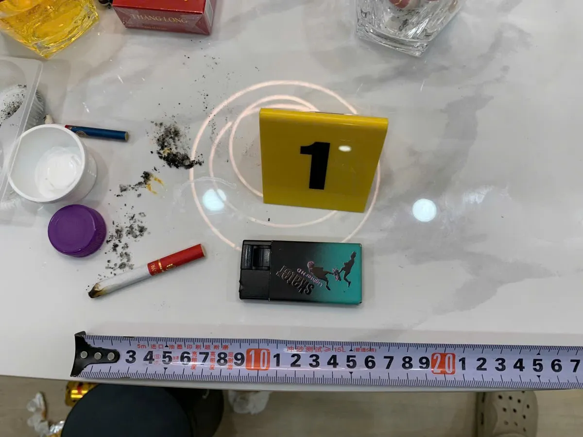 Kiểm tra căn hộ chung cư, ph&aacute;t hiện 2 đ&ocirc;i nam nữ sử dụng ma t&uacute;y, mua b&aacute;n d&acirc;m- Ảnh 2.