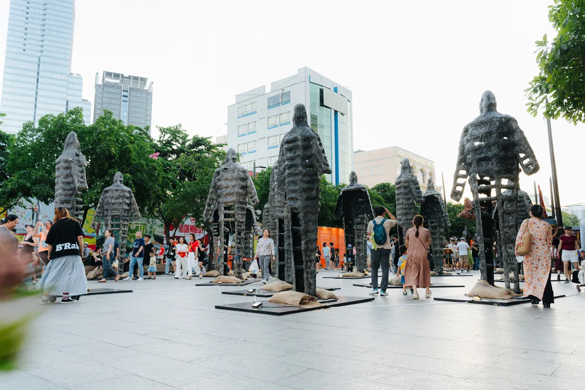 TP Hồ Ch&iacute; Minh tặng bằng khen cho t&aacute;c giả triển l&atilde;m lịch sử quy m&ocirc; lớn dịp 30/4  - Ảnh 2.