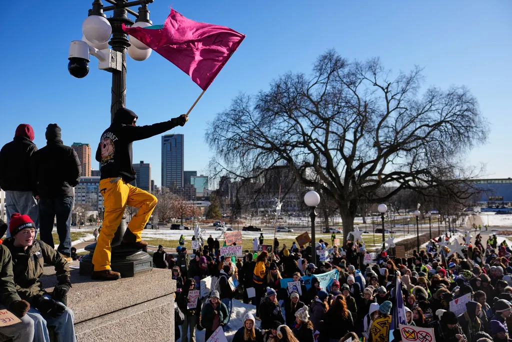 L&agrave;n s&oacute;ng từ chức tại Bộ Tư ph&aacute;p Mỹ sau vụ nổ s&uacute;ng của đặc vụ ICE - Ảnh 1.