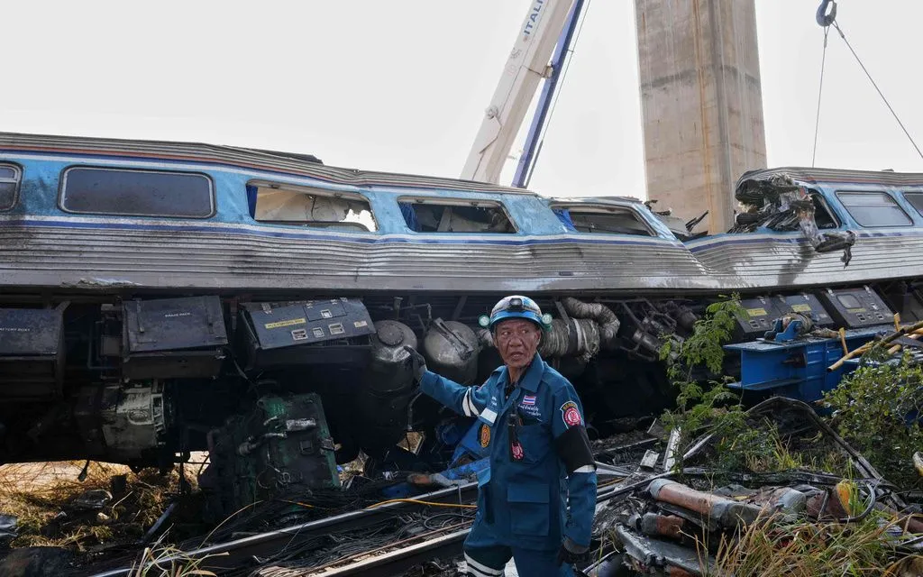 Lực lượng cứu hộ đứng gần hiện trường cần cẩu xây dựng rơi xuống tàu chở khách tại tỉnh Nakhon Ratchasima, Thái Lan, ngày 14/1/2026. (Ảnh: AP)