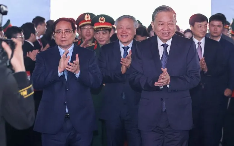 Tổng Bí thư Tô Lâm, Thủ tướng Phạm Minh Chính và các đồng chí lãnh đạo Đảng, Nhà nước dự Lễ khởi công dự án đầu tư xây dựng Nhà máy chế tạo chip bán dẫn công nghệ cao đầu tiên của Việt Nam - Ảnh: VGP/Nhật Bắc