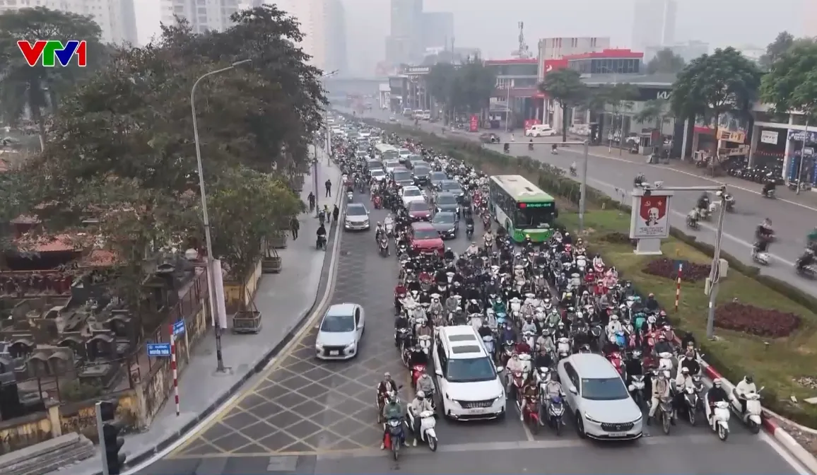 X&eacute;n vỉa h&egrave;, mở rộng đường L&ecirc; Văn Lương (H&agrave; Nội) nhưng vẫn &ugrave;n tắc - Ảnh 1.