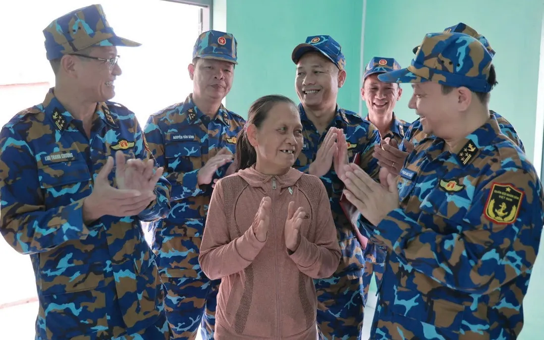 Niềm vui mừng của bà Đỗ Thị Ba cùng với cán bộ, chiến sĩ Vùng 3 Hải quân khi được bàn giao nhà mới.