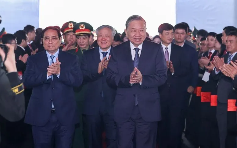 Tổng Bí thư Tô Lâm, Thủ tướng Chính phủ Phạm Minh Chính dự lễ khởi công nhà máy chế tạo chip bán dẫn đầu tiên tại Việt Nam - Ảnh: VGP/Nhật Bắc

