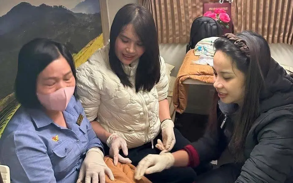 Hai nữ hộ sinh của Bệnh viện Sản nhi Nghệ An đã kịp thời hỗ trợ, giúp sản phụ vượt cạn an toàn.