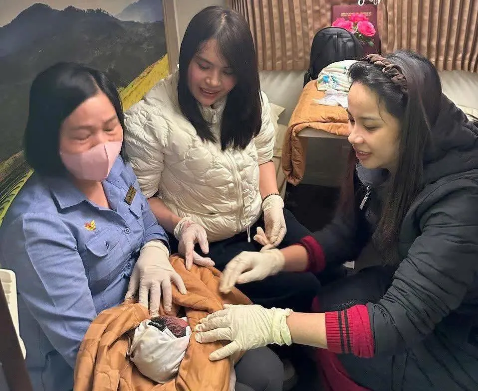 Khen thưởng 2 nữ hộ sinh đỡ đẻ th&agrave;nh c&ocirc;ng cho sản phụ sinh non tr&ecirc;n t&agrave;u hỏa - Ảnh 1.