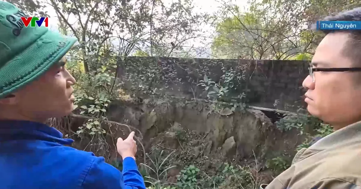 Sạt lở bờ s&ocirc;ng s&aacute;t nh&agrave; d&acirc;n ở Th&aacute;i Nguy&ecirc;n, nhiều hộ phải di dời khẩn cấp - Ảnh 1.