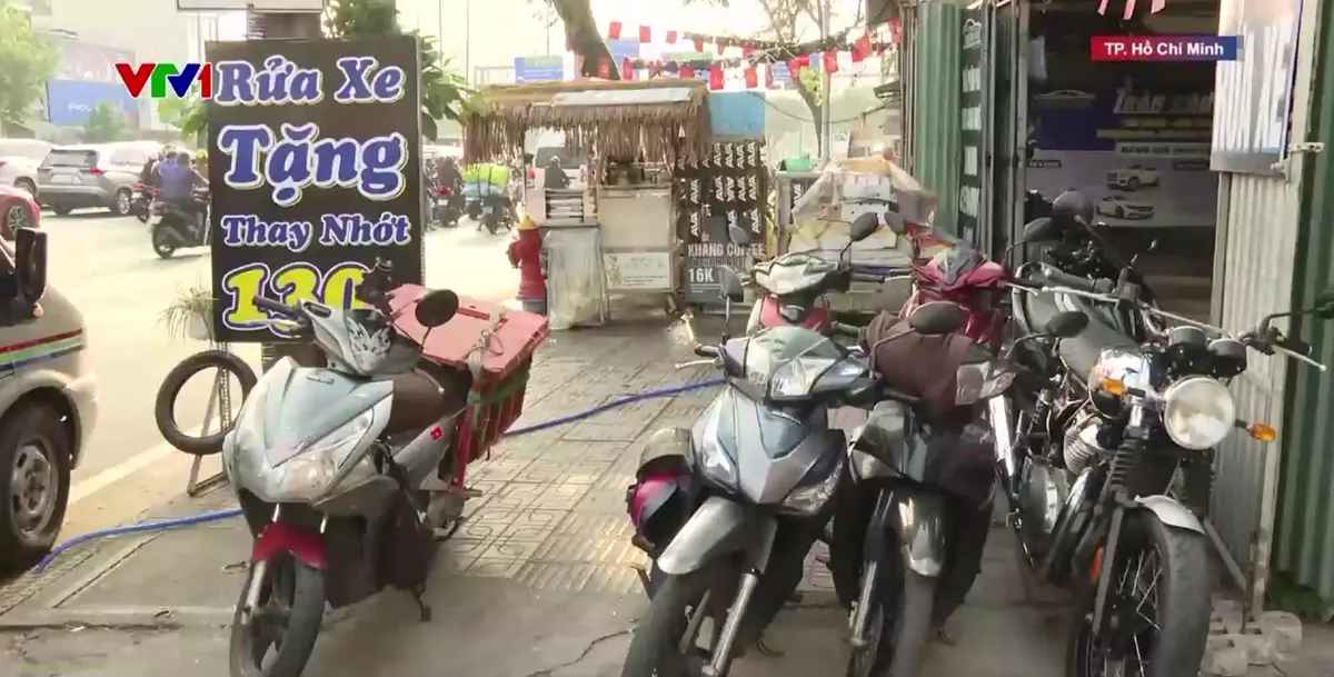 TP Hồ Ch&iacute; Minh ra qu&acirc;n chấn chỉnh vi phạm vỉa h&egrave;, l&ograve;ng đường - Ảnh 1.