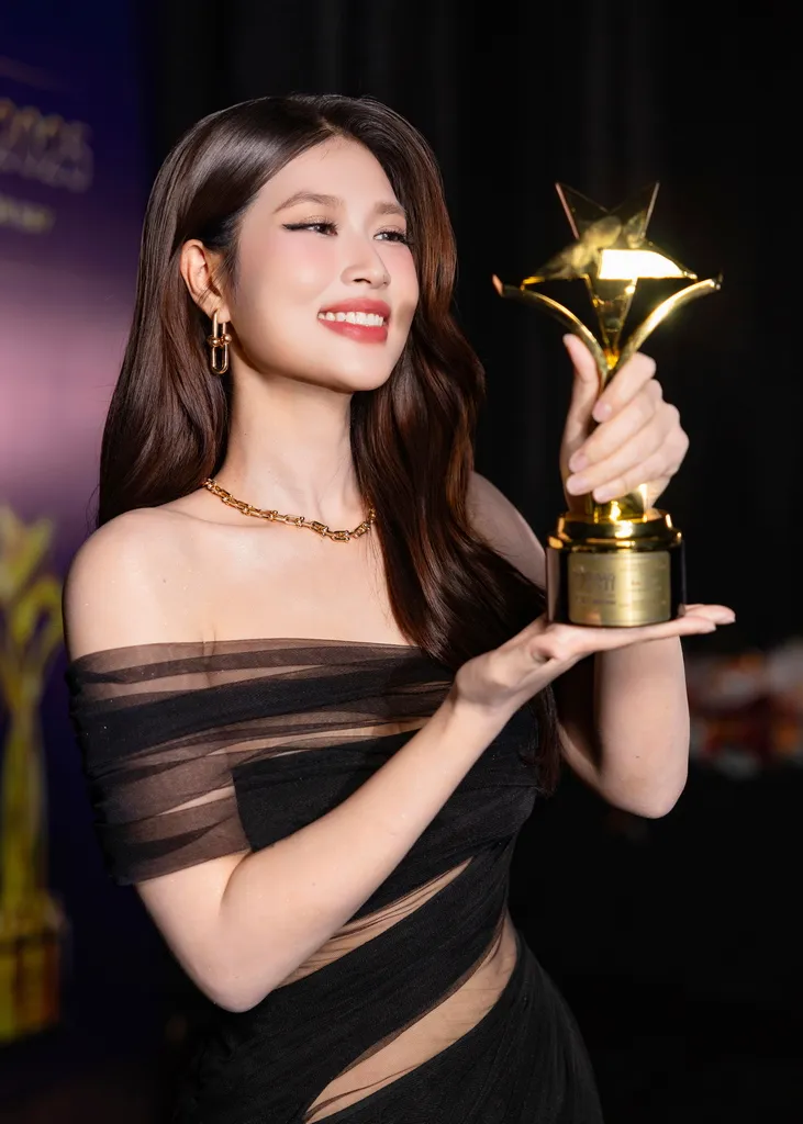 Phim Tết Nụ h&ocirc;n bạc tỷ nối d&agrave;i chuỗi giải thưởng - Ảnh 3.