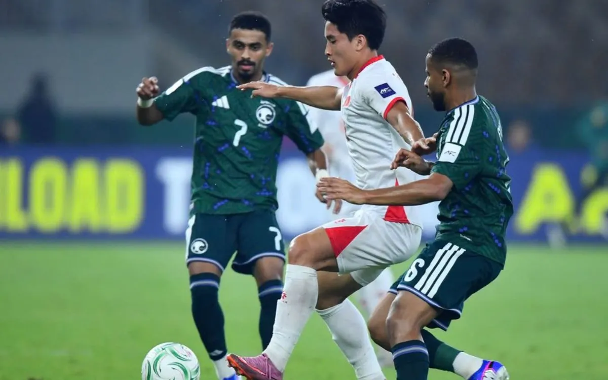 Nguyễn Ngọc Mỹ trong vòng vây của các cầu thủ U23 Ả Rập Xê Út. Ảnh: AFC