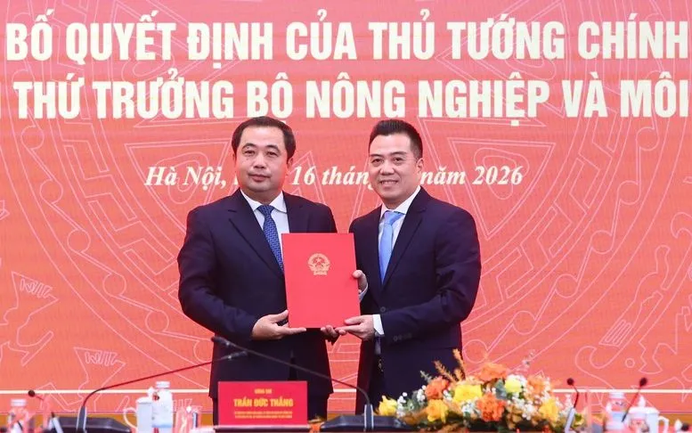 Bộ trưởng Bộ NN&MT Trần Đức Thắng chúc mừng ông Đặng Ngọc Điệp trong vai trò mới - Ảnh: VGP
