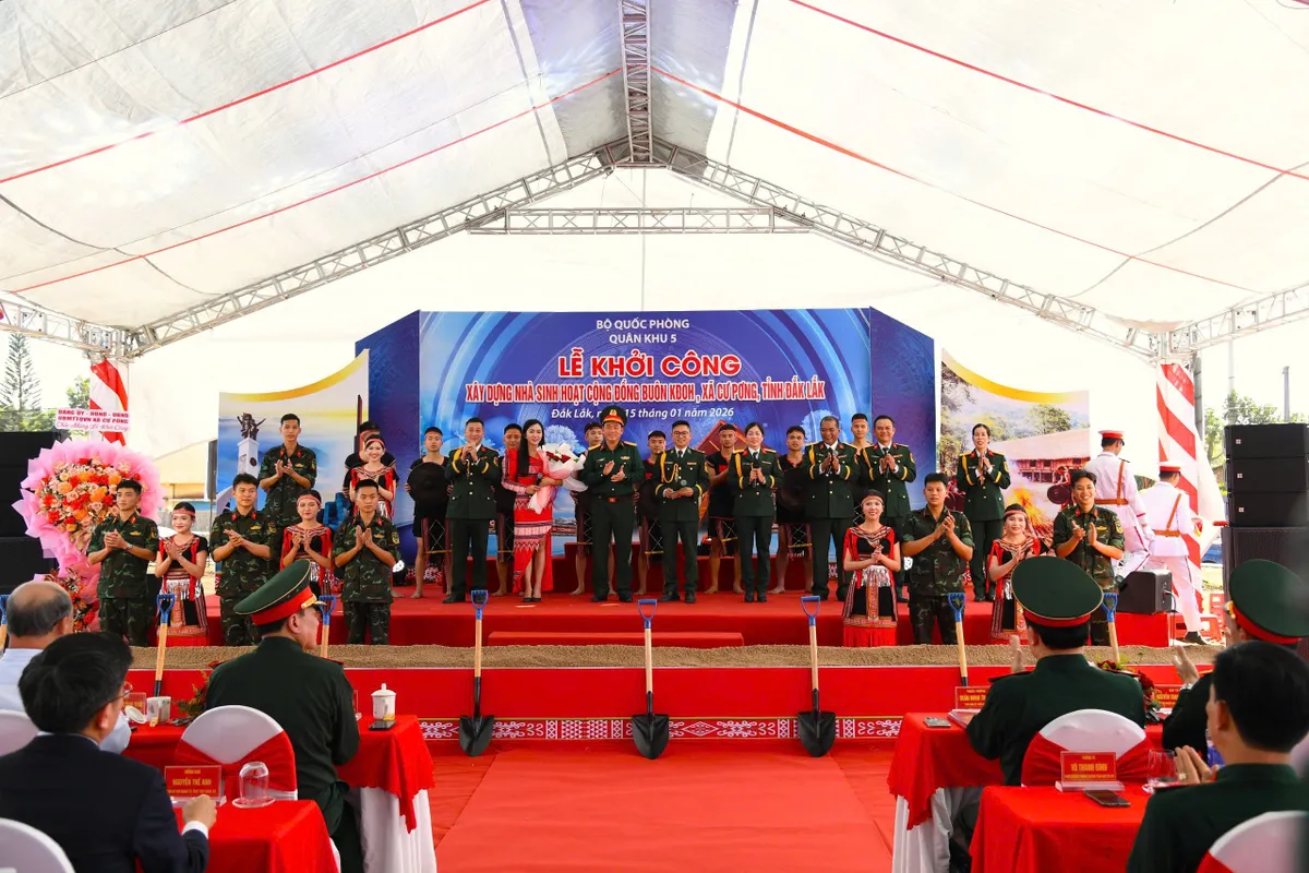 Qu&acirc;n đội x&acirc;y dựng Nh&agrave; sinh hoạt cộng đồng v&ugrave;ng T&acirc;y Nguy&ecirc;n - Ảnh 1.