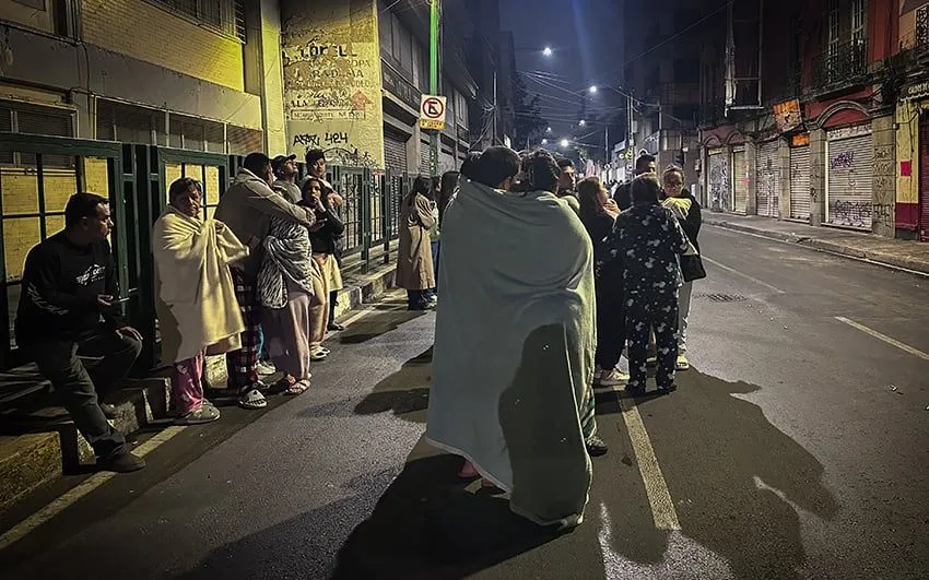 Cư dân Mexico City chạy ra đường ngay sau nửa đêm 16/1/2026 để tránh động đất (Ảnh: Cuartoscuro.com)