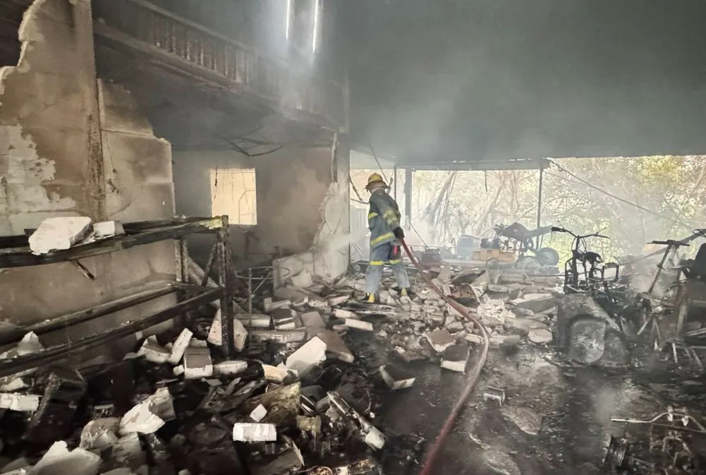 Ch&aacute;y gara sửa chữa xe ở Nakhon Pathom (Th&aacute;i Lan)- Ảnh 2.