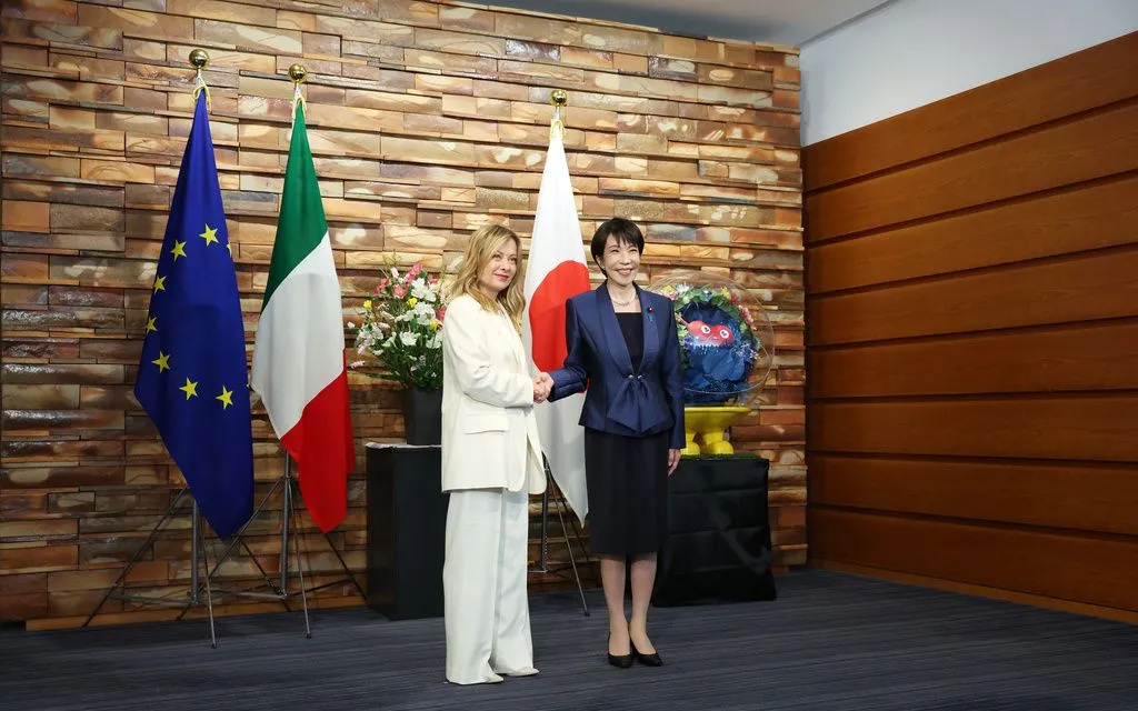 Thủ tướng Italy Giorgia Meloni và Thủ tướng Nhật Bản Takaichi Sanae bắt tay tại Tokyo, ngày 16/1/2026 (Ảnh: AP)