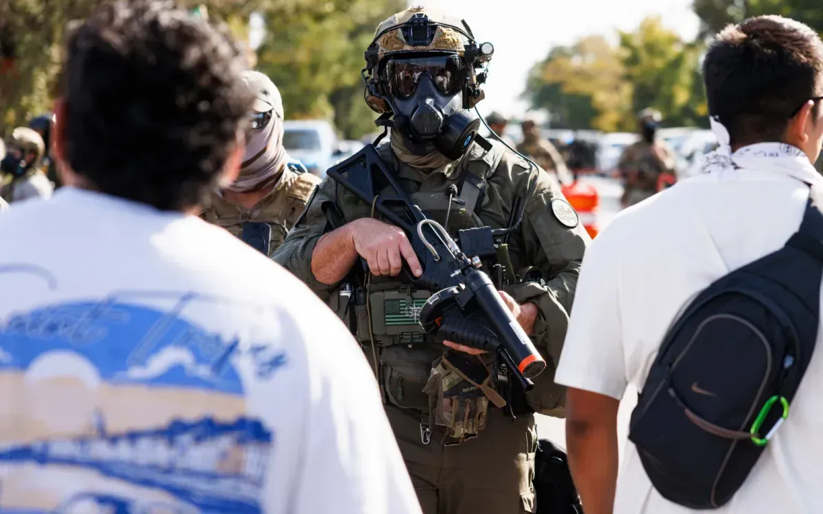 Các sĩ quan liên bang đứng gác tại khu phố Brighton Park ở Chicago hôm 4/10/2025, sau khi những người biểu tình phản đối việc Lực lượng Biên phòng Hoa Kỳ đã bắn một phụ nữ (Ảnh: AP)