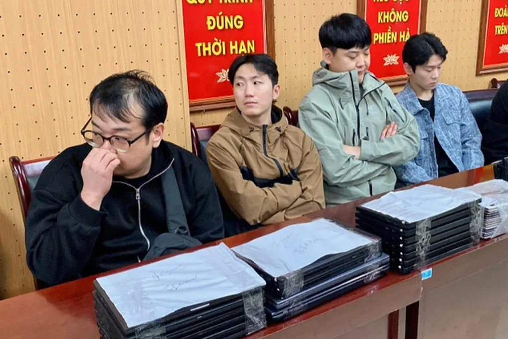 C&ocirc;ng an H&agrave; Nội ph&aacute;t hiện nh&oacute;m người nước ngo&agrave;i nghi lừa đảo qua mạng tại hai biệt thự ở Sơn Đồng- Ảnh 1.