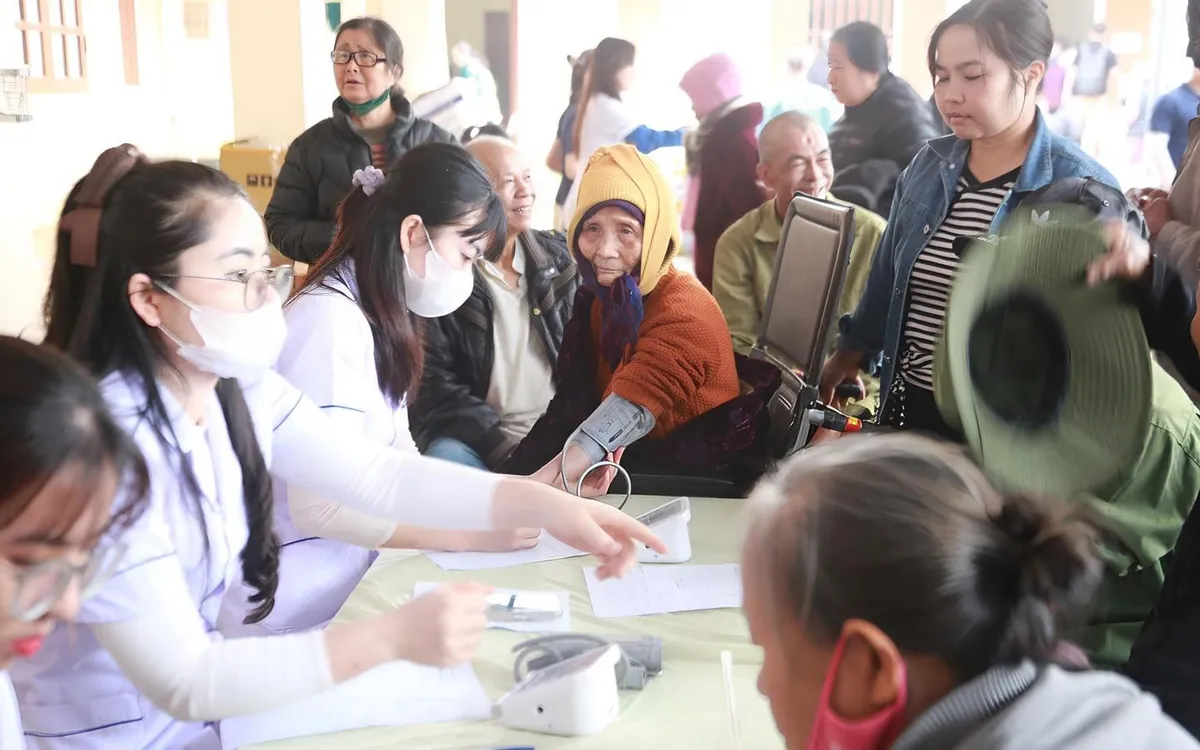 Các y bác sĩ khám, sàng lọc, tư vấn, chăm sóc sức khỏe cho người dân xã Nghĩa Thọ. Ảnh Vũ Đồng.