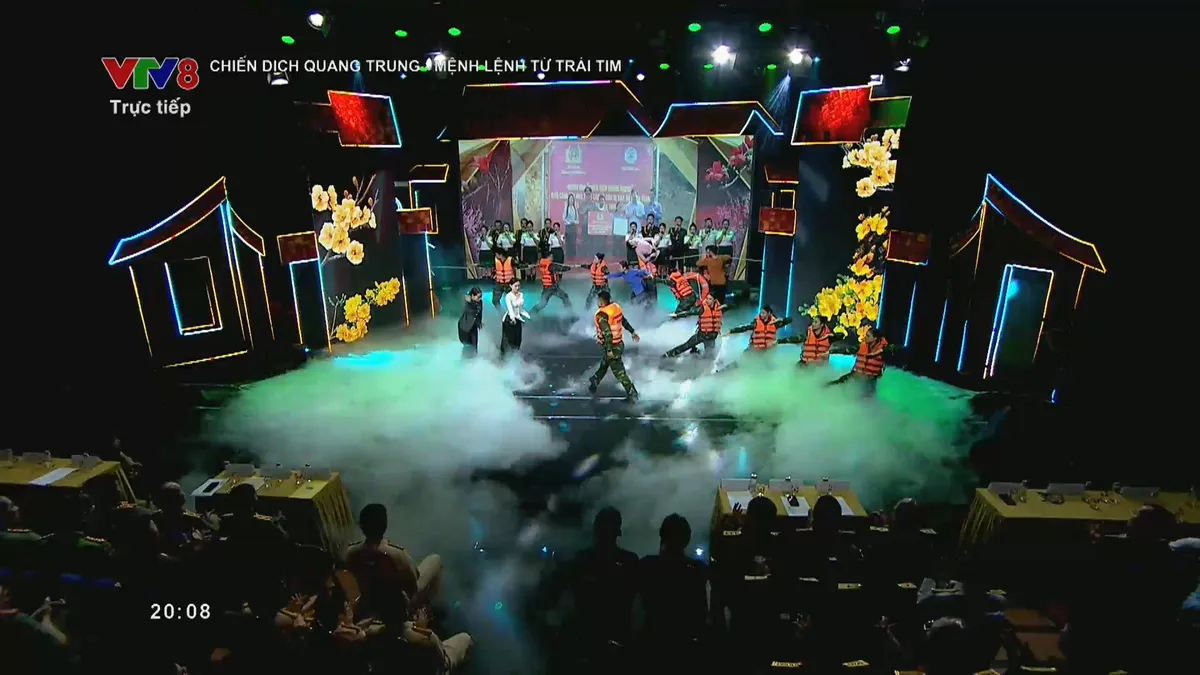 Cuộc hội ngộ tại Gala " Chiến dịch Quang Trung - Mệnh lệnh của tr&aacute;i tim"- Ảnh 5.