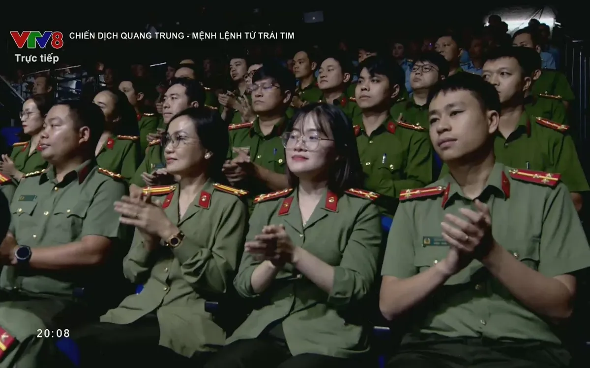 Cuộc hội ngộ tại Gala " Chiến dịch Quang Trung - Mệnh lệnh của tr&aacute;i tim"- Ảnh 4.