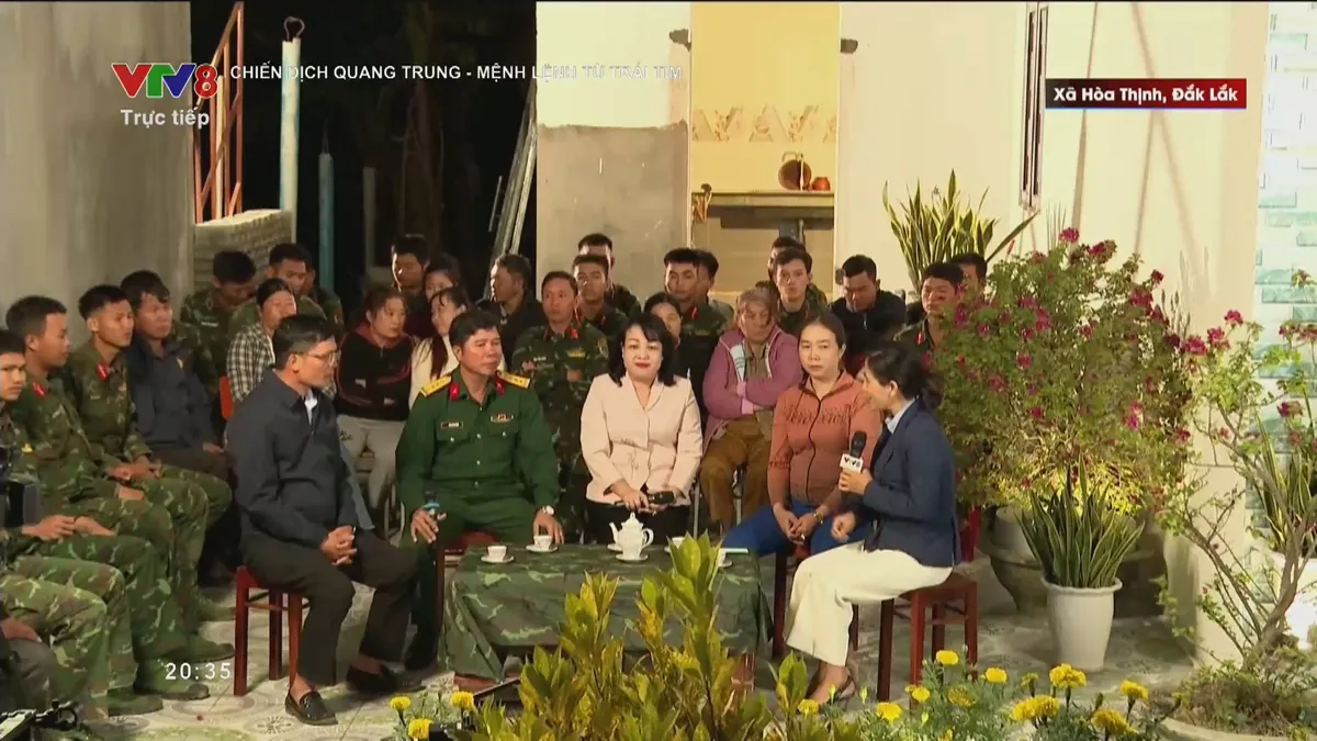 Cuộc hội ngộ tại Gala " Chiến dịch Quang Trung - Mệnh lệnh của tr&aacute;i tim"- Ảnh 3.