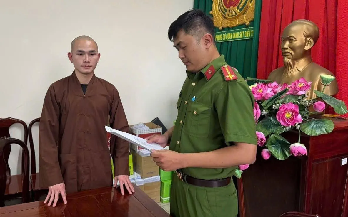 Cơ quan CSĐT Công an tỉnh tống đạt Quyết định khởi tố bị can và Lệnh cấm đi khỏi nơi cư trú đối với Vũ Hoàng Phú. Ảnh: Công an