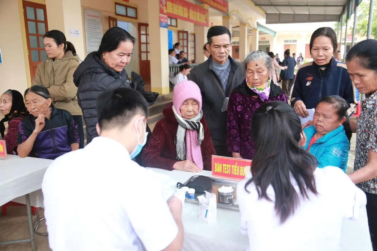 Nghệ An: B&aacute;c sĩ kh&aacute;m bệnh, ph&aacute;t thuốc miễn ph&iacute; cho b&agrave; con v&ugrave;ng kh&oacute; khăn trước Tết - Ảnh 1.