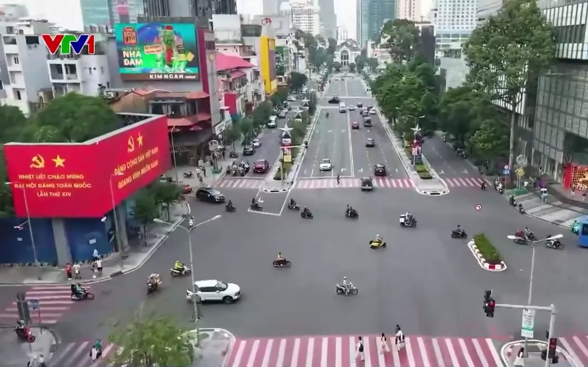 TP Hồ Ch&iacute; Minh cờ hoa rực rỡ ch&agrave;o mừng Đại hội XIV của Đảng - Ảnh 2.