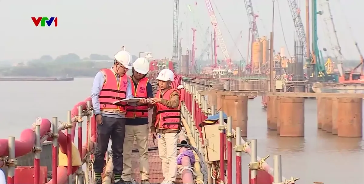 Đảm bảo tiến độ c&aacute;c dự &aacute;n cầu qua s&ocirc;ng Hồng - Ảnh 2.
