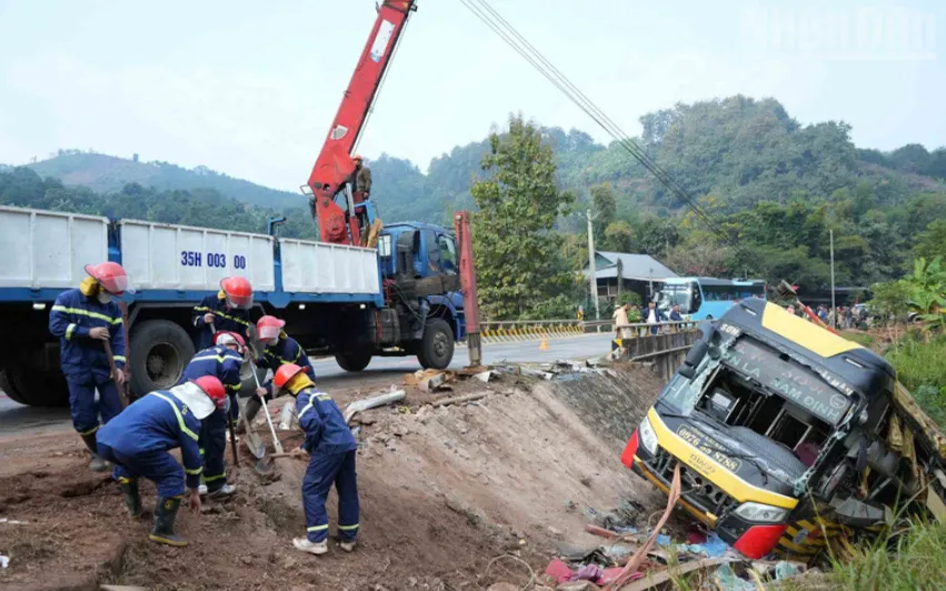Các lực lượng tham gia khắc phục hậu quả vụ tai nạn giao thông trên tuyến Quốc lộ 6. Ảnh: Nhân Dân
