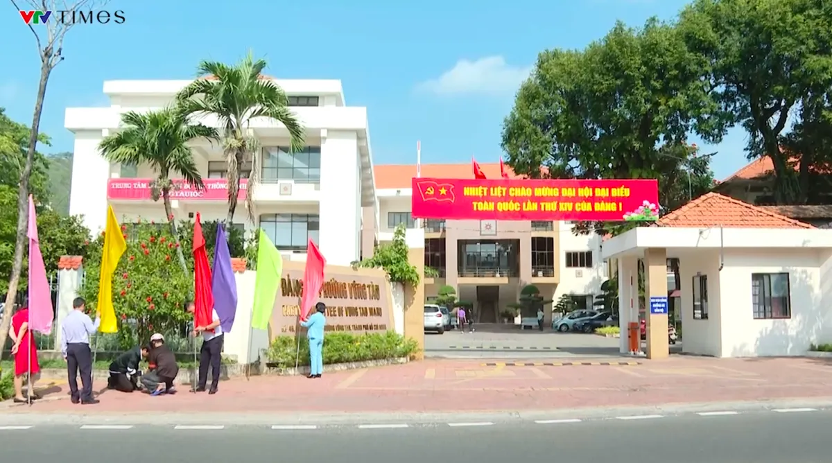 TP Hồ Ch&iacute; Minh: C&aacute;c x&atilde;, phường ven biển rực rỡ cờ hoa hướng về Đại hội to&agrave;n quốc lần thứ XIV - Ảnh 1.