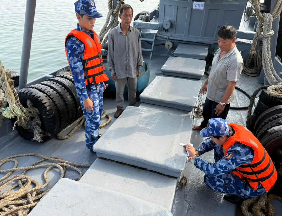 Li&ecirc;n tiếp bắt giữ 2 t&agrave;u c&aacute; vận chuyển dầu D.O tr&aacute;i ph&eacute;p tr&ecirc;n v&ugrave;ng biển ph&iacute;a Nam - Ảnh 2.