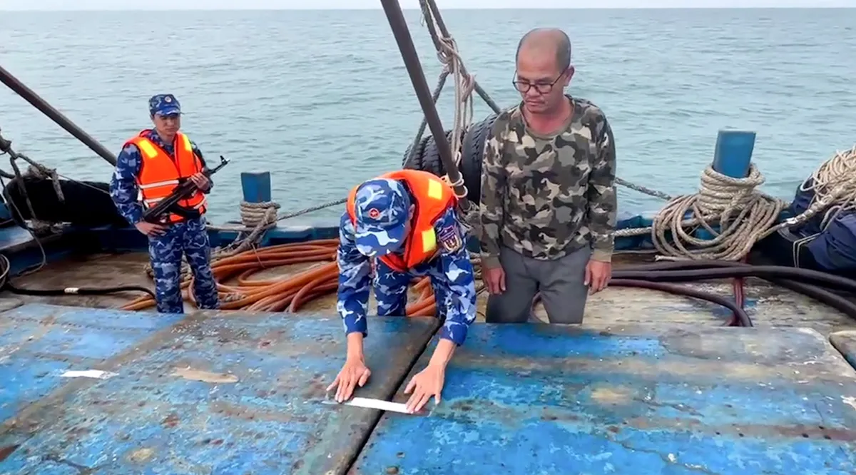 Li&ecirc;n tiếp bắt giữ 2 t&agrave;u c&aacute; vận chuyển dầu D.O tr&aacute;i ph&eacute;p tr&ecirc;n v&ugrave;ng biển ph&iacute;a Nam - Ảnh 1.