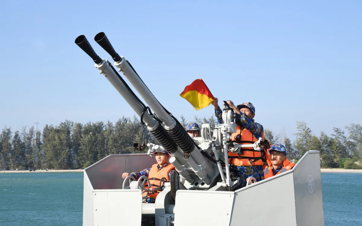  Cán bộ, chiến sĩ Tàu 251, Hải đội 512, Lữ đoàn 127 thực hiện bảng bố chí chiến đấu đối không.