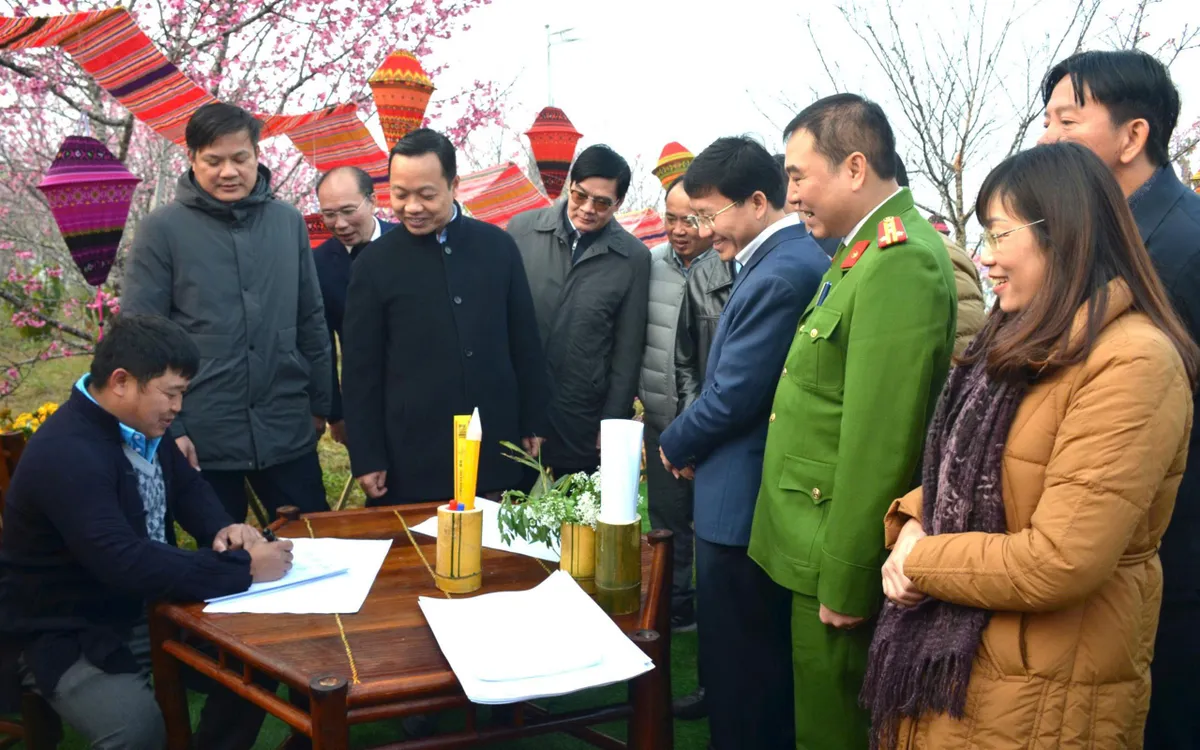 Bí thư Tỉnh ủy Điện Biên Trần Tiến Dũng tham quan gian trưng bày tại Lễ hội Hoa anh đào - xã Mường Phăng năm 2026