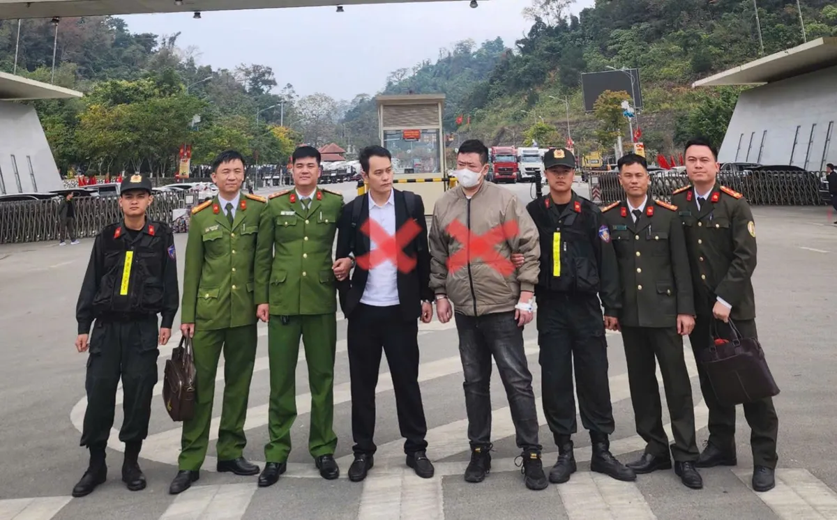 B&agrave;n giao 2 đối tượng truy n&atilde; quốc tế cho ph&iacute;a Trung Quốc - Ảnh 1.