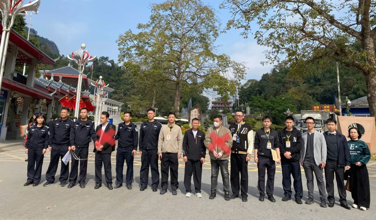 B&agrave;n giao 2 đối tượng truy n&atilde; quốc tế cho ph&iacute;a Trung Quốc - Ảnh 2.