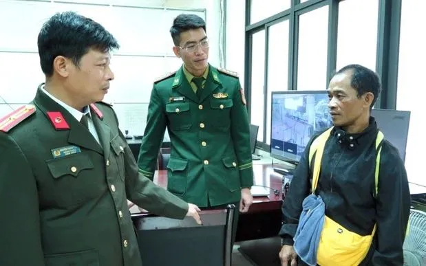 Đối tượng Rơ Lan Thuin (bên phải) ra đầu thú tại Đồn biên phòng Cửa khẩu Quốc tế Cha Lo