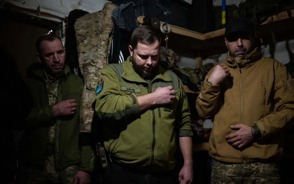 Một linh mục Chính thống giáo cử hành Thánh lễ cho các binh sĩ Ukraine thuộc Lữ đoàn Cơ giới số 100 gần tiền tuyến ở Donetsk, ngày 14/1/2026 (Ảnh: AFP)