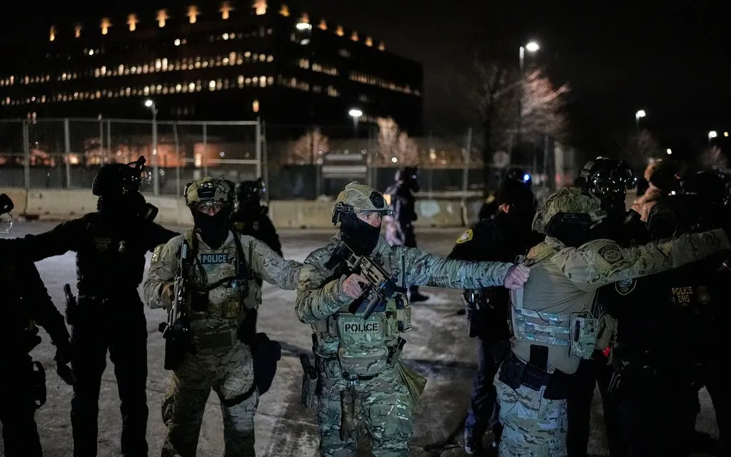 Lực lượng cảnh sát đối đầu với người biểu tình bên ngoài Tòa nhà Liên bang tại Minneapolis, ngày 15/1/2026 (Ảnh: AP)