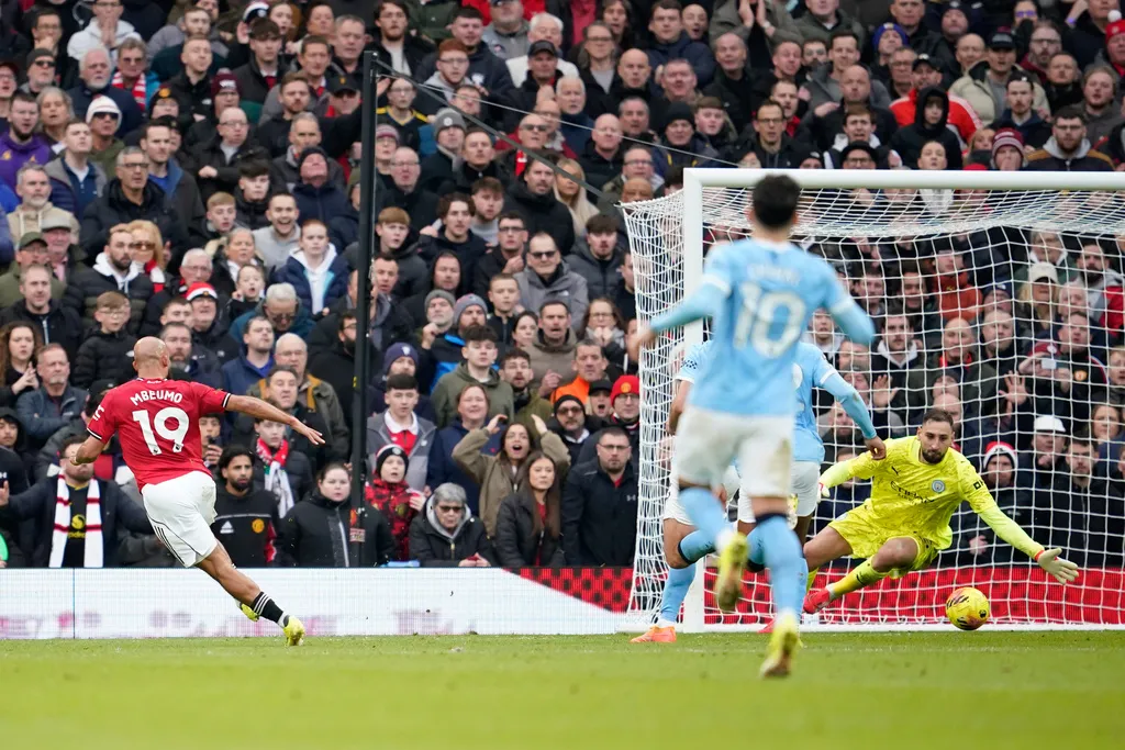 H&agrave;ng c&ocirc;ng b&ugrave;ng nổ, MU v&ugrave;i dập Man City tại Old Trafford- Ảnh 1.