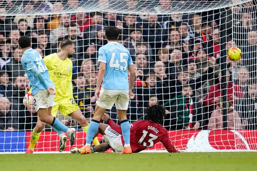 H&agrave;ng c&ocirc;ng b&ugrave;ng nổ, MU v&ugrave;i dập Man City tại Old Trafford- Ảnh 2.